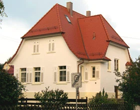 Altes Rathaus Leutenbach mit neuem roten Biberschwanzdach