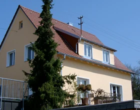 Wohnhaus in Wimsheim mit kupferfarbenem Ziegeldach und Gauben