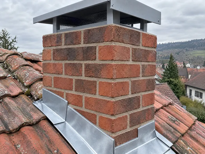 Symbolbild: derselbe Kamin neu verfugt, mit neuer Zinkverwahrung und Abdeckhaube